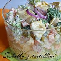 Sałatka z tortellini, brokułem , sosem czosnkowym