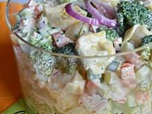 Fot. megii013, Sałatka z tortellini, brokułem , sosem czosnkowym