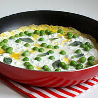 Wiosenny omlet z serkiem wiejskim i zielonym groszkiem