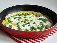 Fot. Barb82, Wiosenny omlet z serkiem wiejskim i zielonym groszkiem