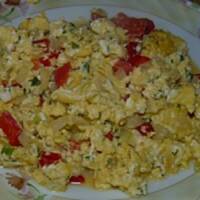 Jajecznica z serkiem wiejskim i papryką