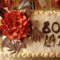 ciasto biszkoptowe ze śmietaną ,ananasem i śnieżką