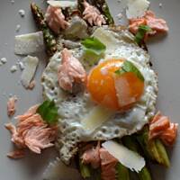 Smażone zielone szparagi z jajkiem sadzonym