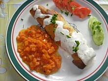 Fot. pwyso, morszczuk w cieście francuskim z sosem i marchewką