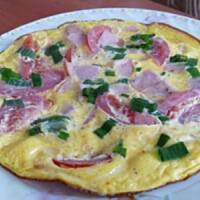 Omlet z kiełbasą i pomidorami