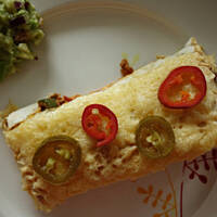 Enchiladas z nutą korzenną i salsą guacamole