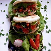 Bat but nadziewany sałatką z kabanosem