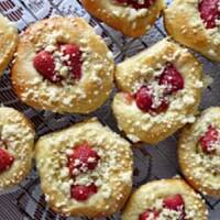 Drożdżówki z rabarbarem i truskawkami