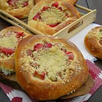 Drożdżówki z rabarbarem, truskawkami i kruszonką