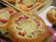 Fot. olusia23, Drożdżówki z rabarbarem, truskawkami i kruszonką