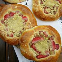 Drożdżówki z rabarbarem, truskawkami i kruszonką