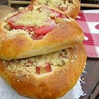 Drożdżówki z rabarbarem, truskawkami i kruszonką