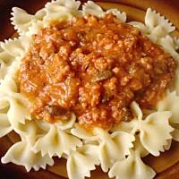 Makaron z sosem mięsno -pomidorowym