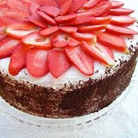 Tort śmietanowy z truskawkami