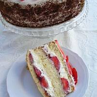 Tort śmietanowy z truskawkami