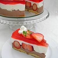 Sernik na zimno z truskawkami