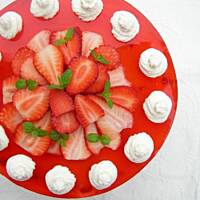 Sernik na zimno z truskawkami