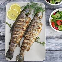 Pstrąg z grilla z masłem ziołowo-cytrynowym