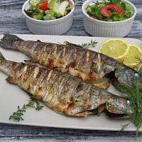 Pstrąg z grilla z masłem ziołowo-cytrynowym