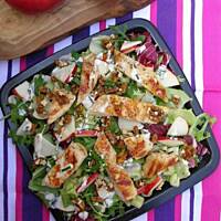 Sałatka z grillowaną piersią kurczaka i jabłkiem