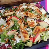 Sałatka z grillowaną piersią kurczaka i jabłkiem