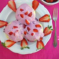 Kluski na parze z sosem jagodowym i truskawkami