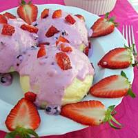 Kluski na parze z sosem jagodowym i truskawkami