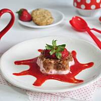 Ekspresowe serniczki na musie truskawkowym