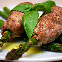 Kotleciki nadziane szparagami