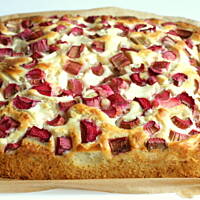 Maślankowe ciasto z serem i rabarbarem