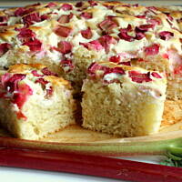 Maślankowe ciasto z serem i rabarbarem