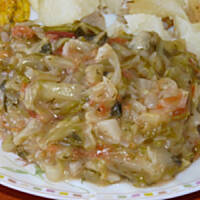 Młoda kapusta z pomidorami i koperkiem