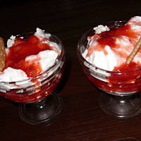 Deser z bitą śmietaną i truskawkową frużeliną