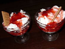 Fot. OwocowaSałateczka, Deser z bitą śmietaną i truskawkową frużeliną