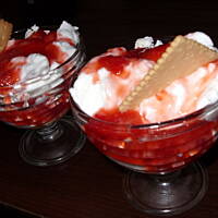 Deser z bitą śmietaną i truskawkową frużeliną