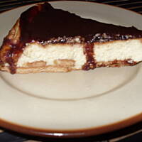 Sernik z polewą czekoladową i powidłami śliwkowymi