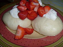 Fot. pwyso, kluski na parze z truskawkami