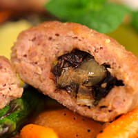 Kotlety mielone faszerowane suszonymi pomidorami