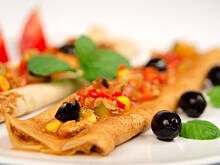 Fot. Wkn, Naleśniki z kotletami mielonymi