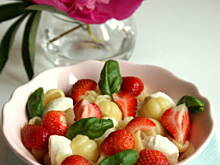 Fot. Barb82, Sałatka z makaronem, mozzarellą i truskawkami