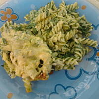 Makaron zapiekany ze szpinakiem i serem pleśniowym