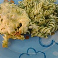 Makaron zapiekany ze szpinakiem i serem pleśniowym