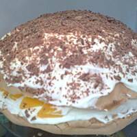 Beza z bitą śmietaną i owocami