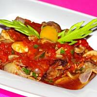 Żołądki drobiowe z pieczarkami w pomidorach