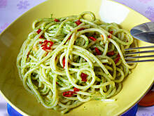 Fot. Mama - Różyczki, Spaghetti z pesto pietruszkowo- czosnkowym i paryczką chili
