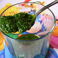 Spaghetti z pesto pietruszkowo- czosnkowym i paryczką chili