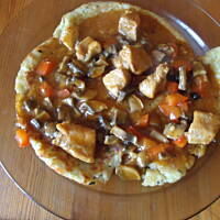 Placki ziemniaczane z sosem gulaszowym