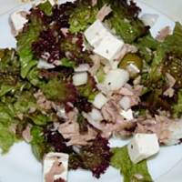 Sałata z fetą, tuńczykiem i oliwkami