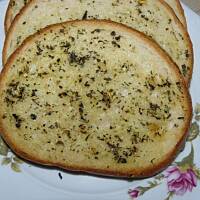 Czosnkowy chlebek z grilla z ziołami