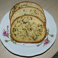 Czosnkowy chlebek z grilla z ziołami